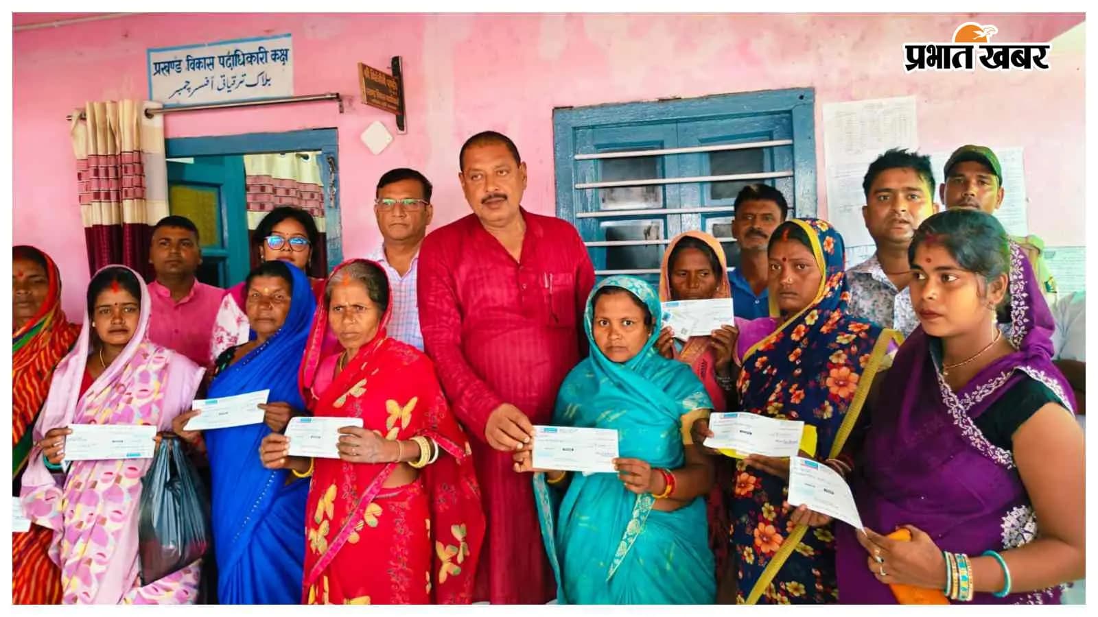 सहायता राशि का चेक वितरित करते विधायक और प्रशासनिक अधिकारी सहायता राशि का चेक वितरित करते विधायक और प्रशासनिक अधिकारी