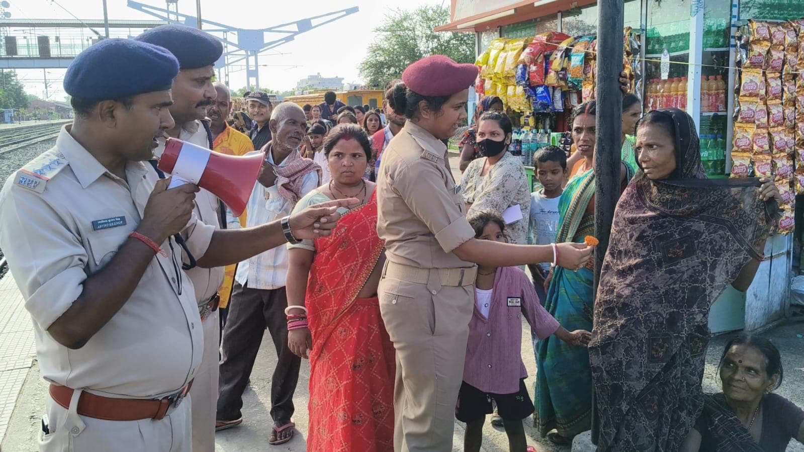 स्टेशन परिसर में रेलवे नियमों का उल्लंघन करने वाले लोगों को फूल देकर किया गया जागरूक स्टेशन परिसर में रेलवे नियमों का उल्लंघन करने वाले लोगों को फूल देकर किया गया जागरूक
