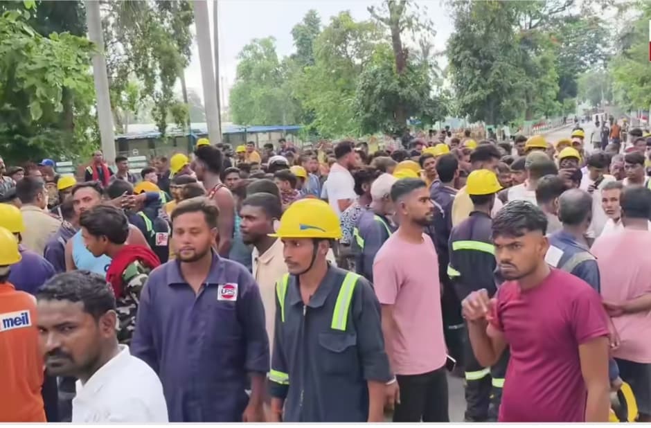 मुआवजे की मांग को लेकर धरने पर बैठे मजदूर और पुलिस के बीच टकराव, लाठीचार्ज के बाद मजदूरों ने रिफाइनरी गेट पर की जमकर तोड़फोड़, कीमती सामान क्षतिग्रस्त, कार्रवाई में जुटी पुलिस मुआवजे की मांग को लेकर धरने पर बैठे मजदूर और पुलिस के बीच टकराव, लाठीचार्ज के बाद मजदूरों ने रिफाइनरी गेट पर की जमकर तोड़फोड़, कीमती सामान क्षतिग्रस्त, कार्रवाई में जुटी पुलिस