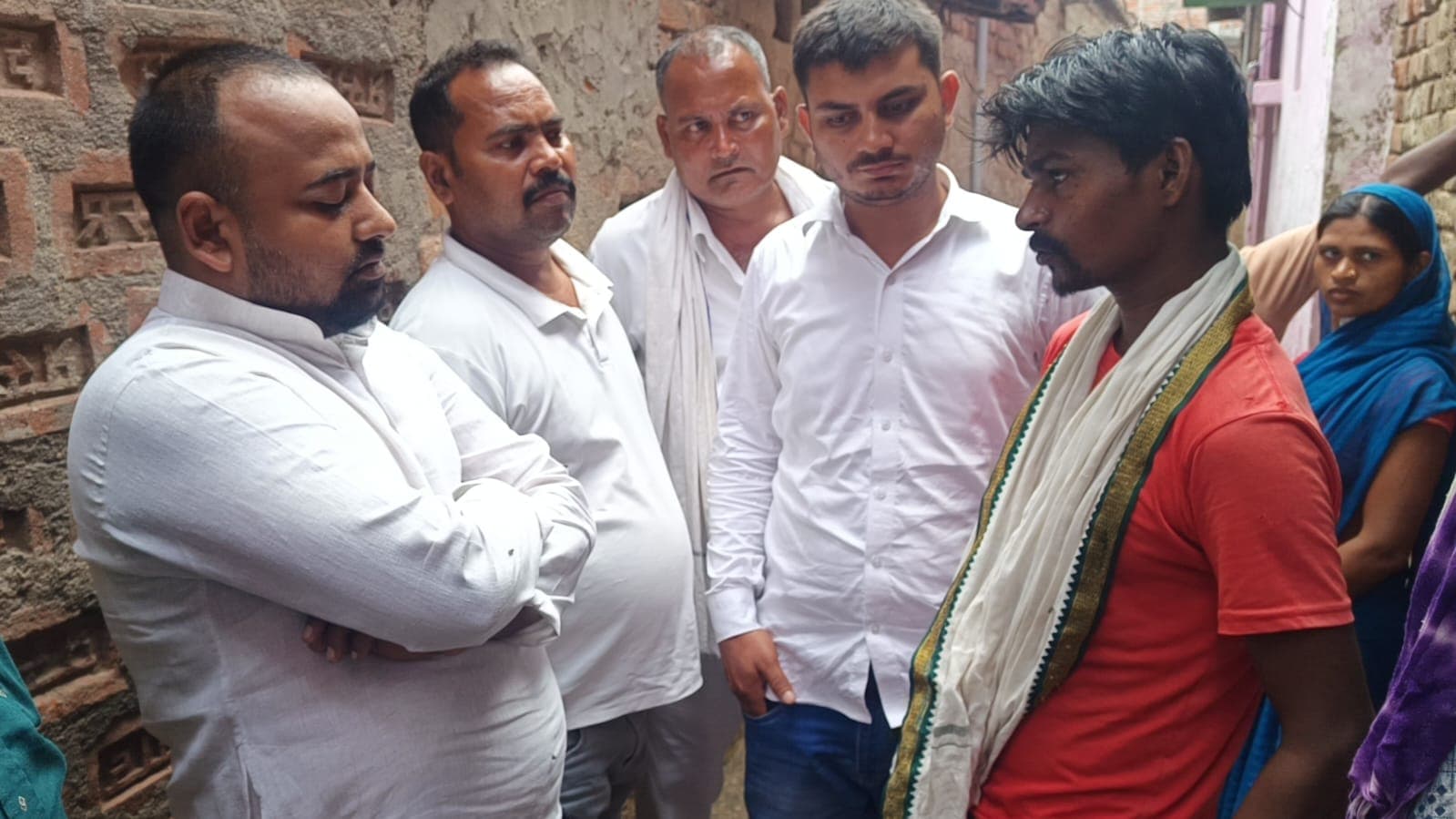 आर्यन हत्याकांड - पीड़ित परिवार के घर उमड़ा जनप्रतिनिधियों का हुजूम, न्याय की लड़ाई में हरसंभव साथ देने का भरोसा आर्यन हत्याकांड - पीड़ित परिवार के घर उमड़ा जनप्रतिनिधियों का हुजूम, न्याय की लड़ाई में हरसंभव साथ देने का भरोसा