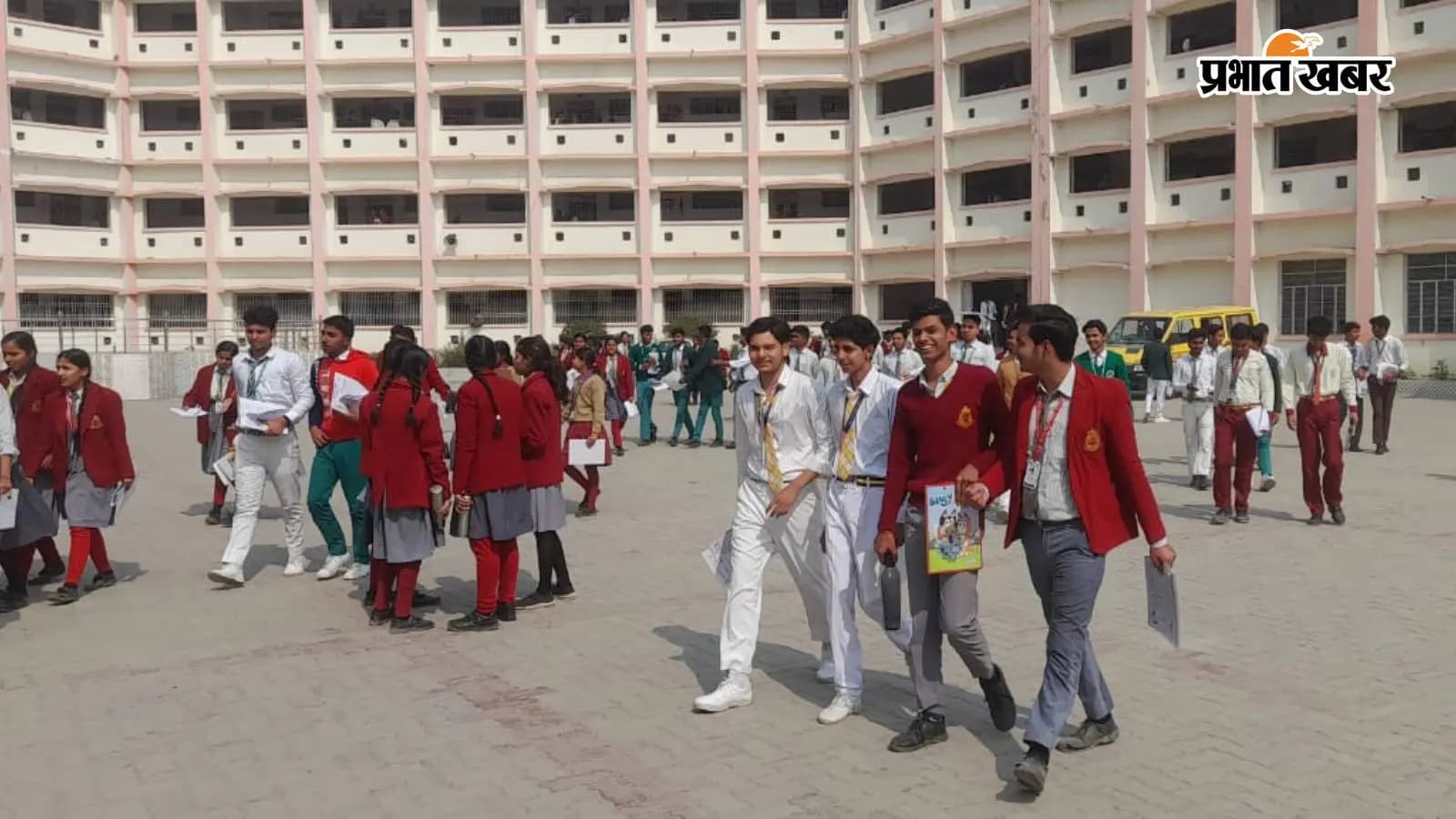 सीबीएसइ से संबद्ध प्राप्त स्कूल में परीक्षा देकर निकलते छात्र-छात्राएं सीबीएसइ से संबद्ध प्राप्त स्कूल में परीक्षा देकर निकलते छात्र-छात्राएं
