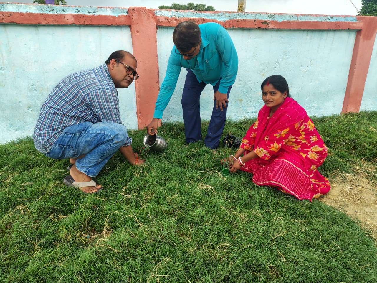 एक पेड़ मां के नाम अभियान के तहत छात्रों ने किया पौधरोपण एक पेड़ मां के नाम अभियान के तहत छात्रों ने किया पौधरोपण