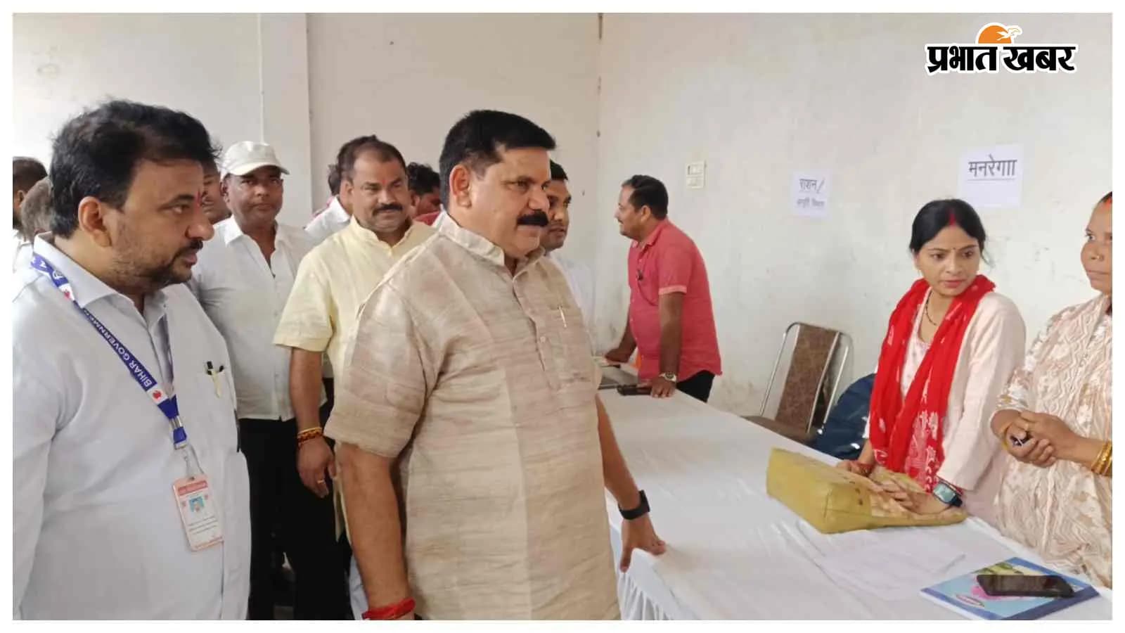 ग्रामीणों की समस्याएं सुनते केंद्रीय मंत्री सतीश चंद्र दुबे ग्रामीणों की समस्याएं सुनते केंद्रीय मंत्री सतीश चंद्र दुबे