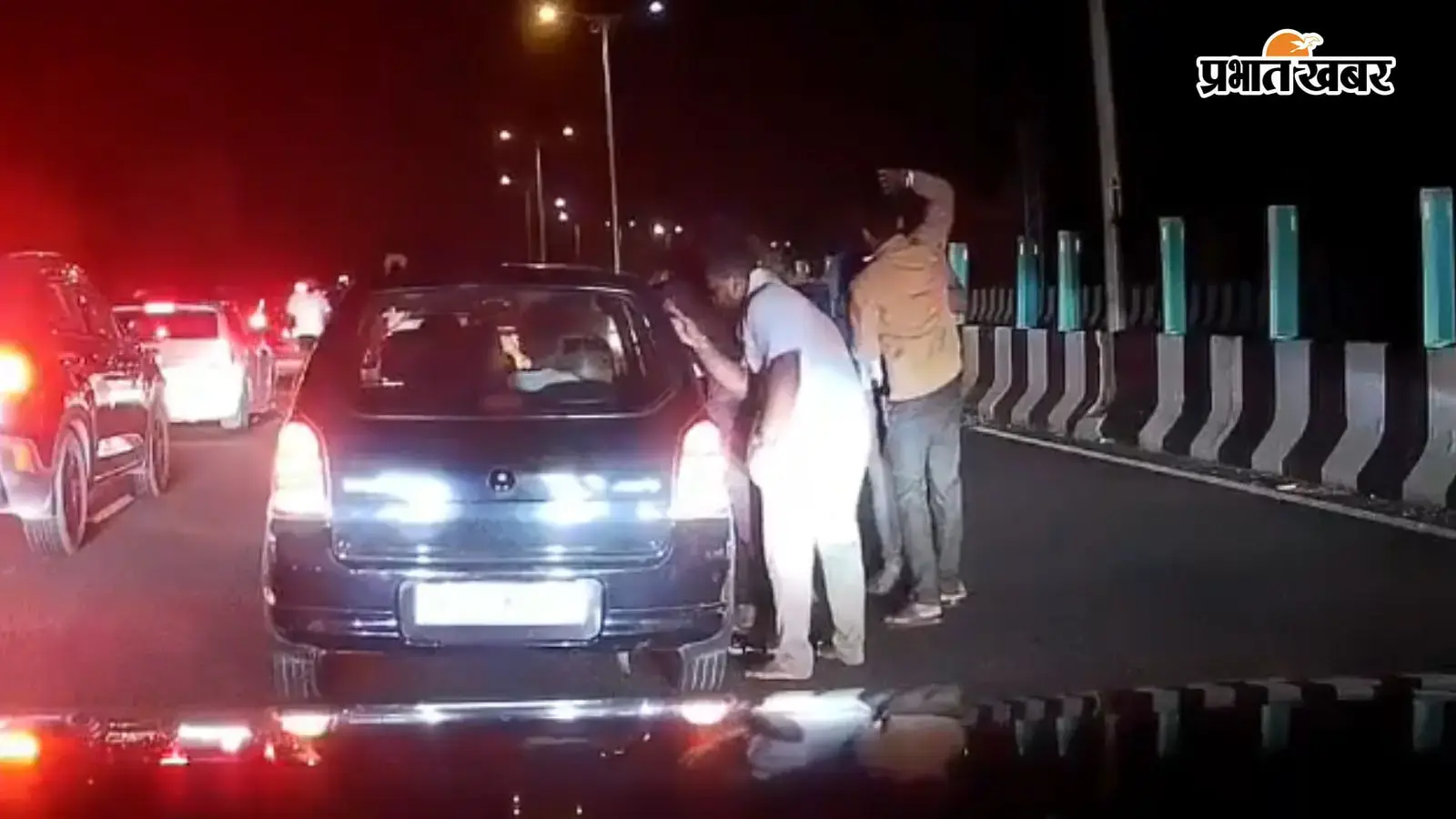 बेंगलुरु-मैसूर एक्सप्रेसवे पर मारपीट करते लोग, फोटो सोर्स- HateDetectors बेंगलुरु-मैसूर एक्सप्रेसवे पर मारपीट करते लोग, फोटो सोर्स- HateDetectors