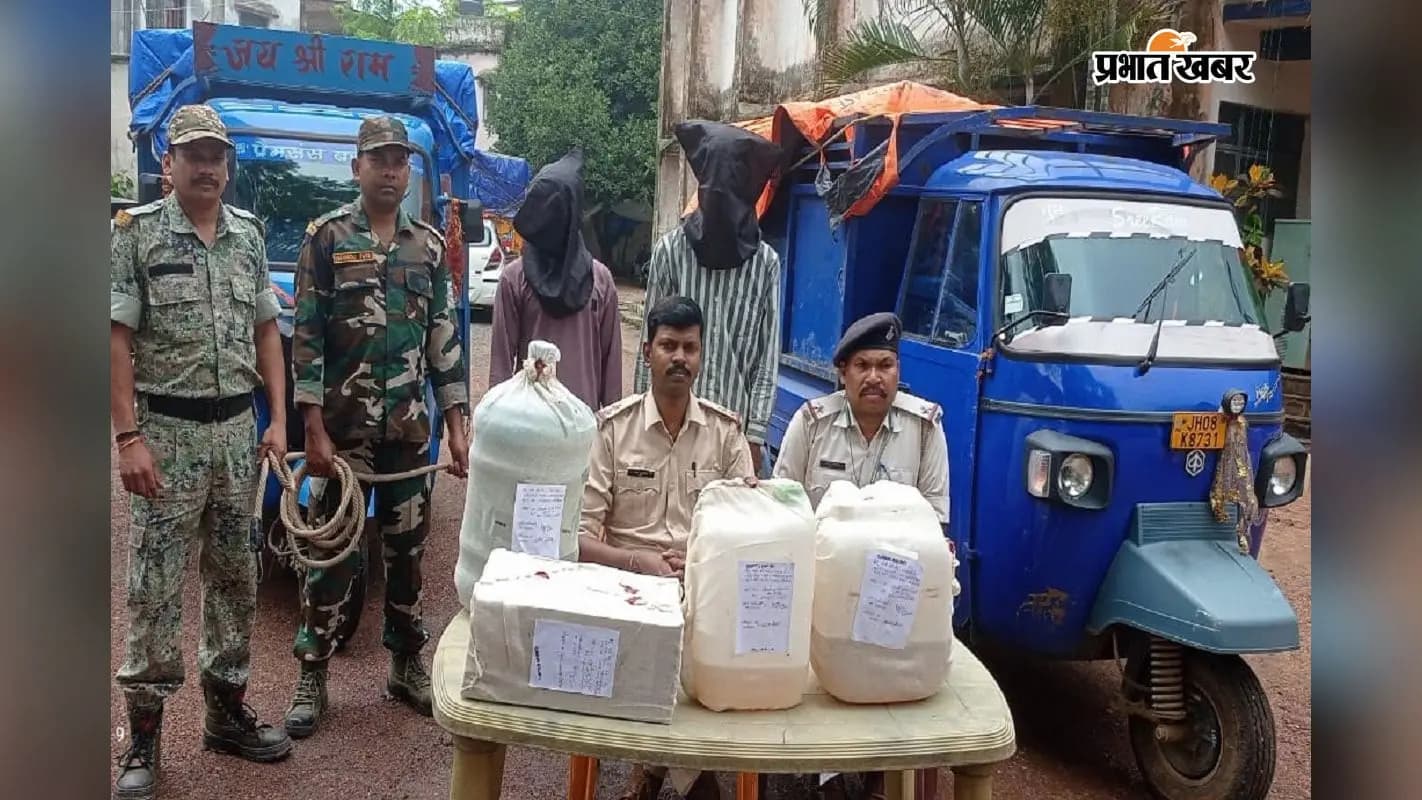 कुड़ू में अवैध शराब बनाने वाले सामान के साथ गिरफ्तार बदमाश. फोटो: प्रभात खबर कुड़ू में अवैध शराब बनाने वाले सामान के साथ गिरफ्तार बदमाश. फोटो: प्रभात खबर