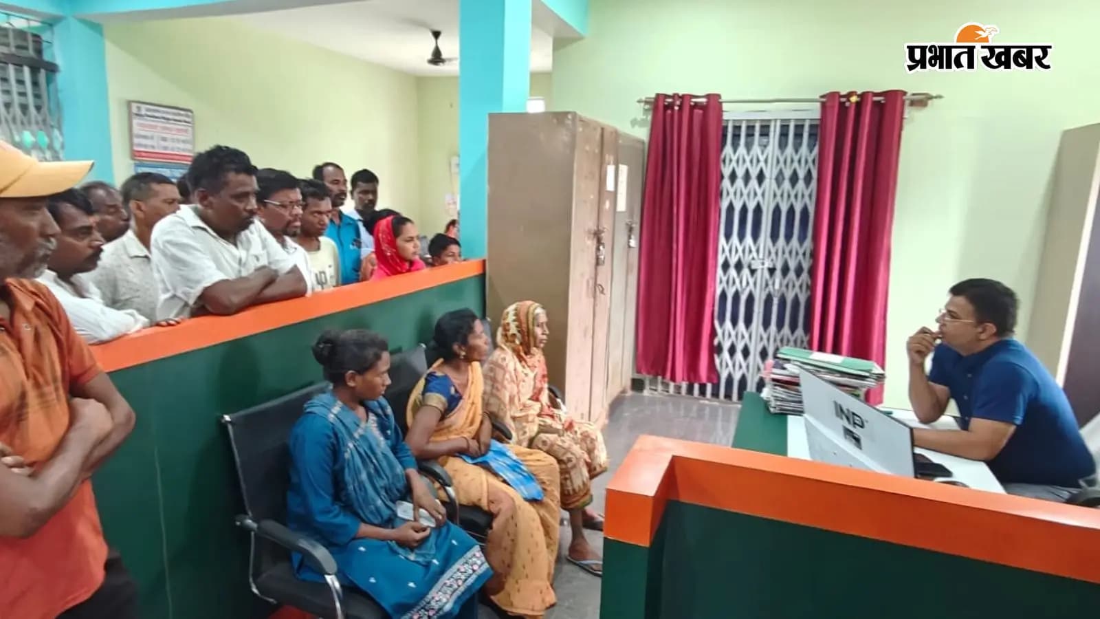 परिजनों और ग्रामीणों से जानकारी लेते अधिकारी परिजनों और ग्रामीणों से जानकारी लेते अधिकारी