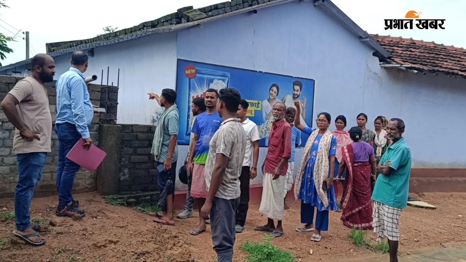 अधिकारियों को घरों में पड़ी दरारे दिखाते ग्रामीण अधिकारियों को घरों में पड़ी दरारे दिखाते ग्रामीण