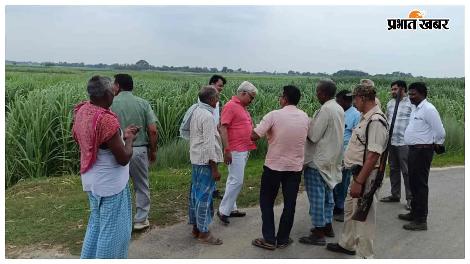 किसानों को समझाते यूनिट हेड किसानों को समझाते यूनिट हेड