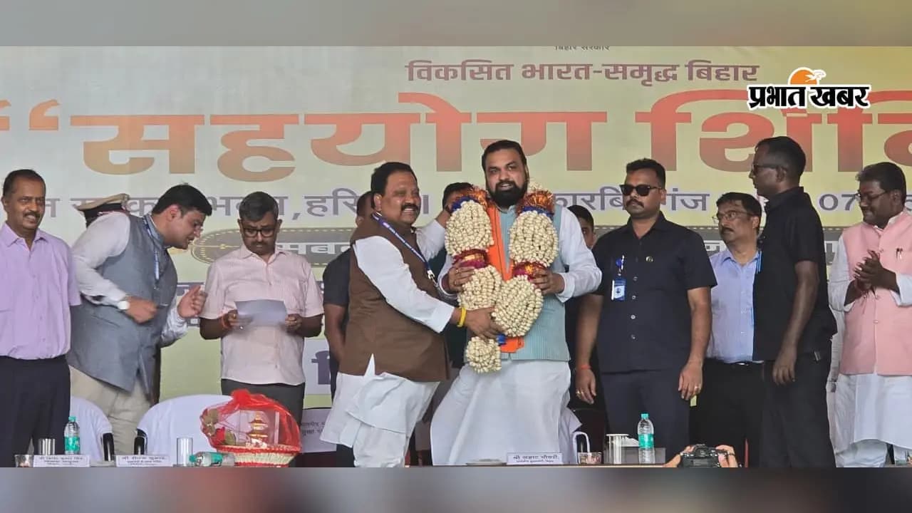 अररिया पहुंचे मुख्यमंत्री का सांसद ने मखाना का माला पहना किया स्वागत. अररिया पहुंचे मुख्यमंत्री का सांसद ने मखाना का माला पहना किया स्वागत.