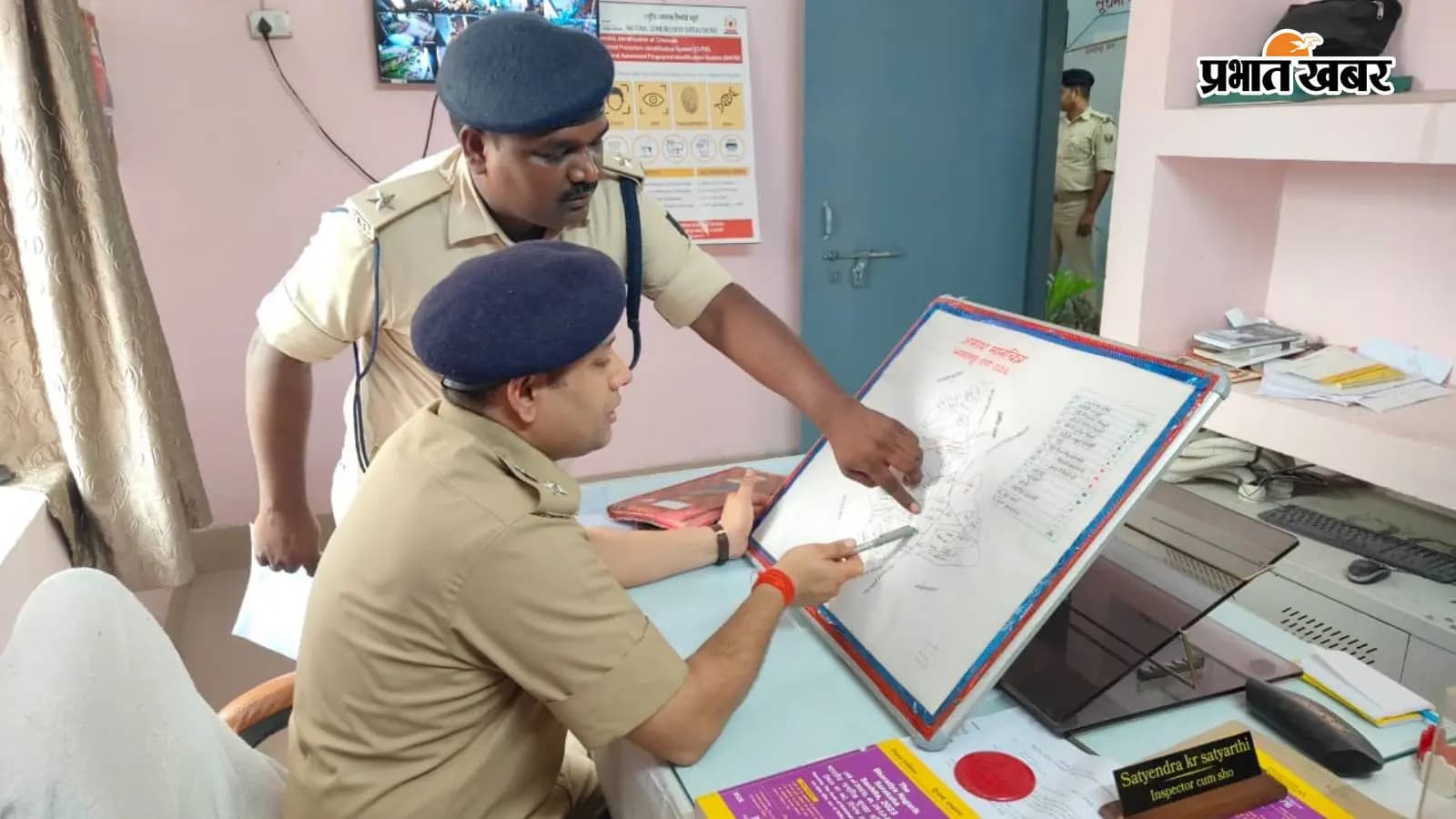 लंबित कांडों की समीक्षा करते एसपी | Prabhat Khabar Network लंबित कांडों की समीक्षा करते एसपी | Prabhat Khabar Network