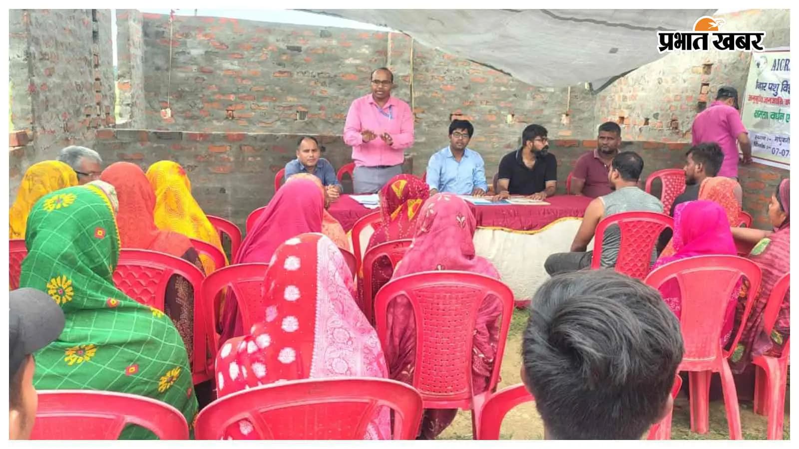 प्रशिक्षण कार्यक्रम में किसानों को जानकारी देते वैज्ञानिक प्रशिक्षण कार्यक्रम में किसानों को जानकारी देते वैज्ञानिक