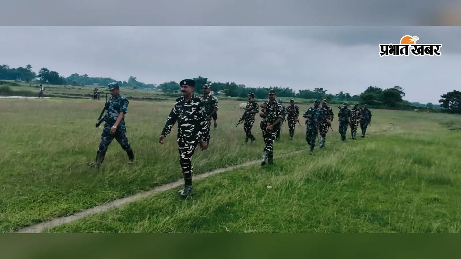 सीमा पर संयुक्त गश्त लगाते एसएसबी व एपीएफ के जवान. सीमा पर संयुक्त गश्त लगाते एसएसबी व एपीएफ के जवान.