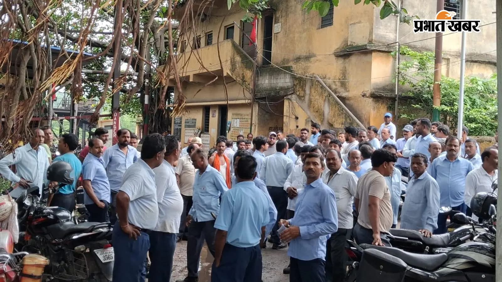 ईसीएल के वर्कशॉप के बाहर खड़े मजदूर ईसीएल के वर्कशॉप के बाहर खड़े मजदूर
