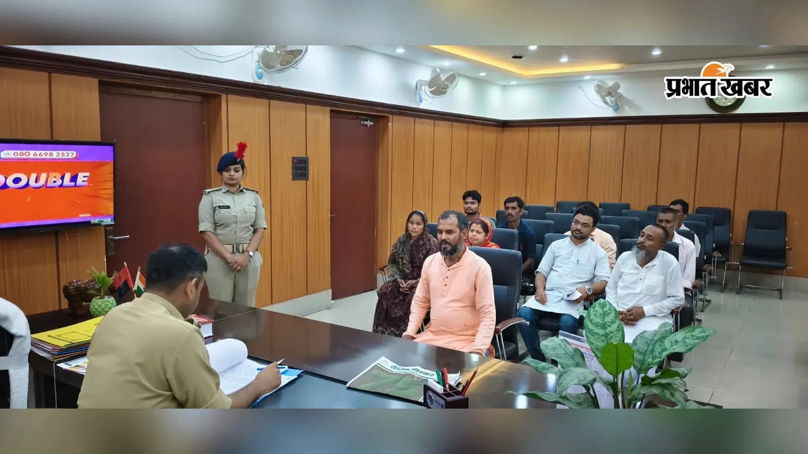 लोगों की समस्या सुनते एसपी. लोगों की समस्या सुनते एसपी.