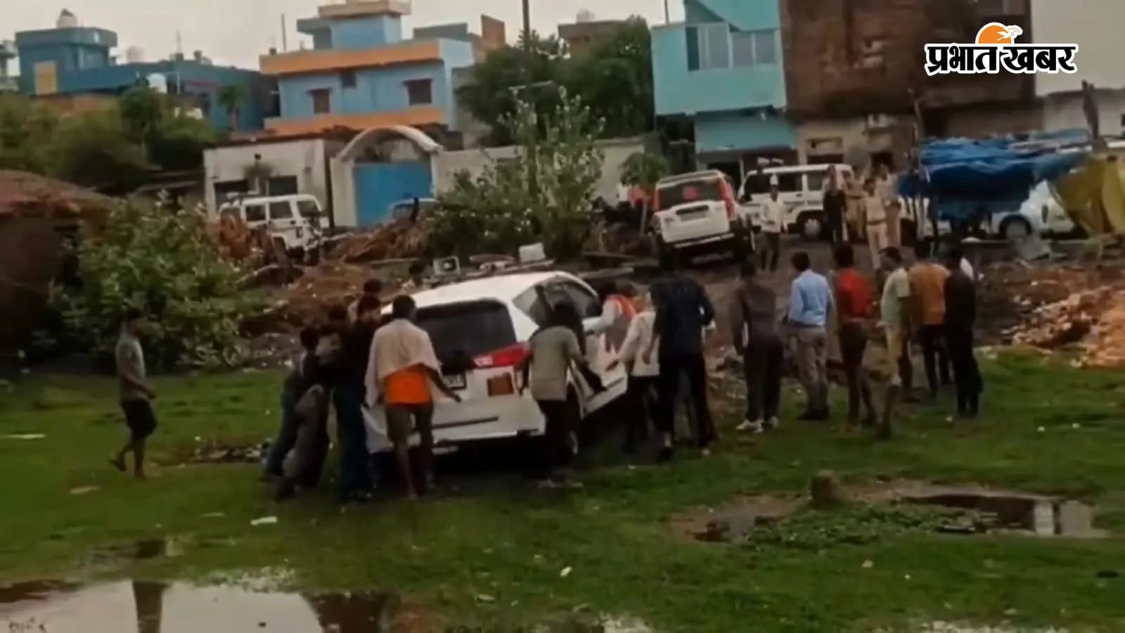 नालंदा डीएम की गाड़ी कीचड़ में फंसी, ग्रामीणों ने निकाला नालंदा डीएम की गाड़ी कीचड़ में फंसी, ग्रामीणों ने निकाला