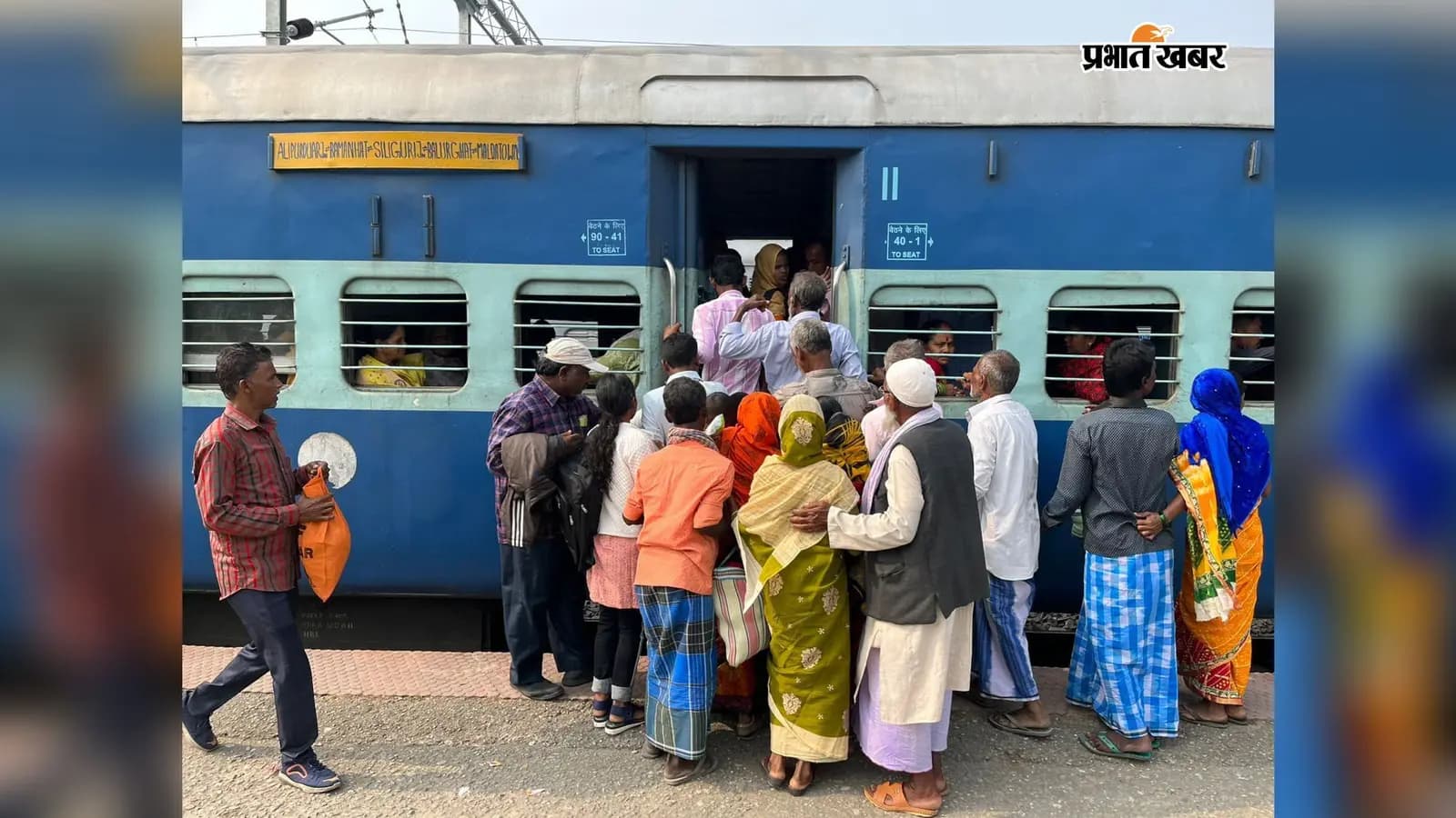 ट्रेन में भीड़ के साथ चढ़ते यात्री ट्रेन में भीड़ के साथ चढ़ते यात्री