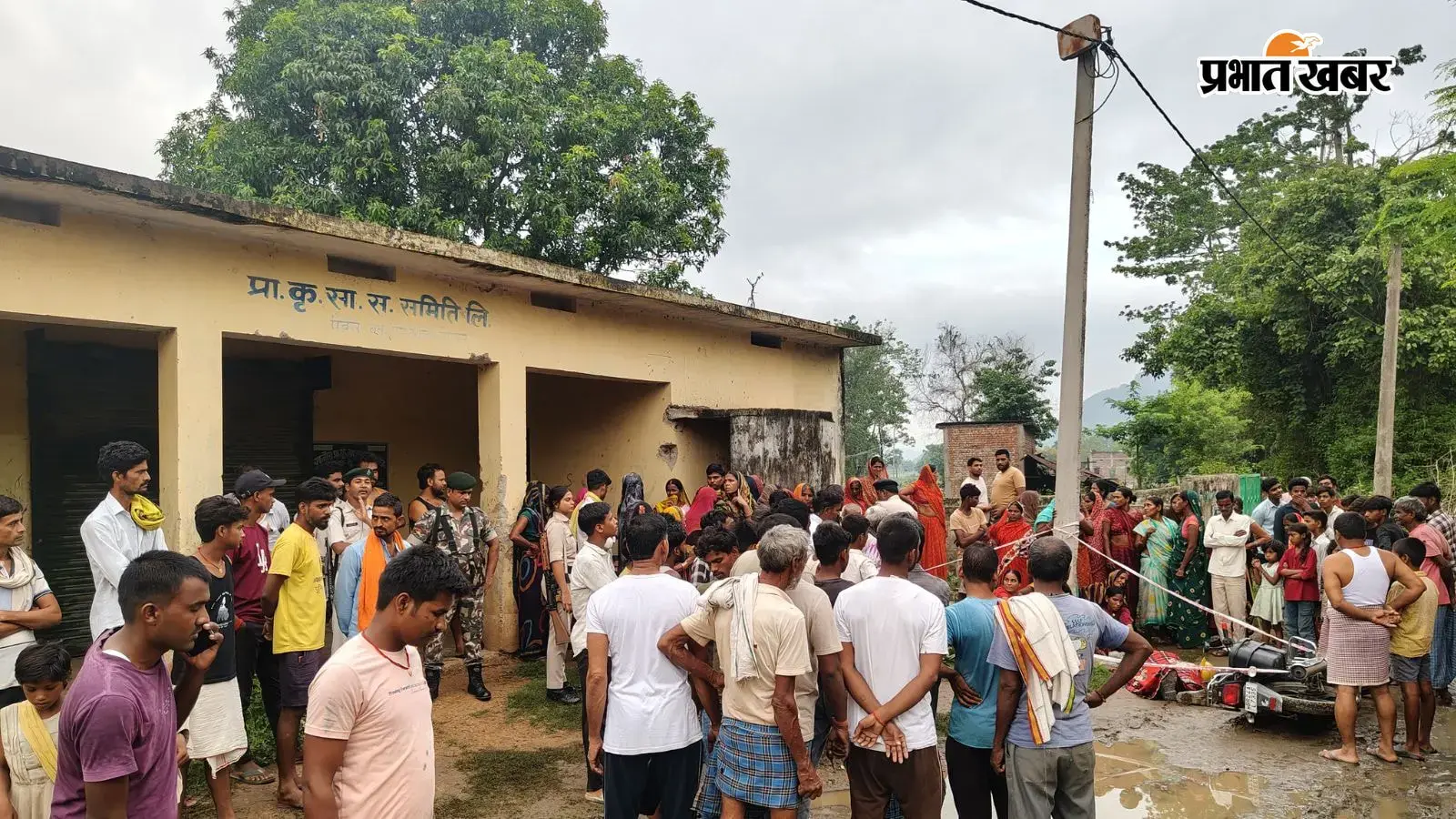 रोहतास में युवक की हत्या, ग्रामीणों ने रोड जाम किया रोहतास में युवक की हत्या, ग्रामीणों ने रोड जाम किया