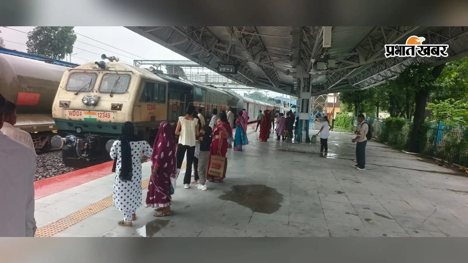 सीमांचल रेलखंड पर ट्रेन का इंतजार करते यात्री. सीमांचल रेलखंड पर ट्रेन का इंतजार करते यात्री.