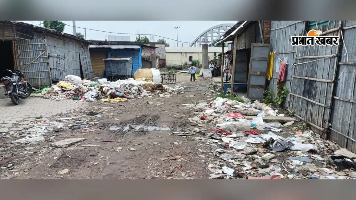 नगर निगम कार्यालय के समीप अस्थायी डम्पिंग स्थल पर जमा कचरे का अंबार नगर निगम कार्यालय के समीप अस्थायी डम्पिंग स्थल पर जमा कचरे का अंबार
