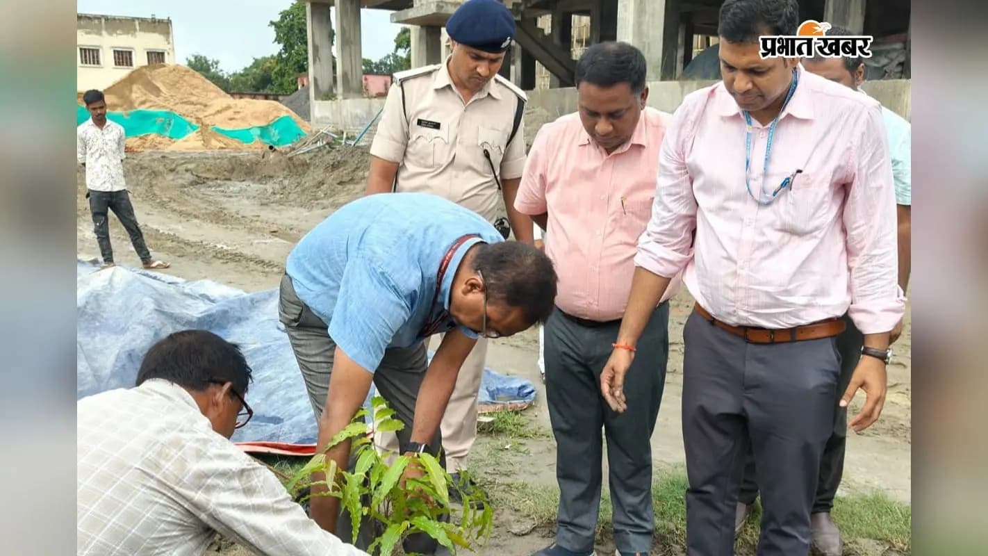 पौधारोपण करवाते हुए सचिव पौधारोपण करवाते हुए सचिव