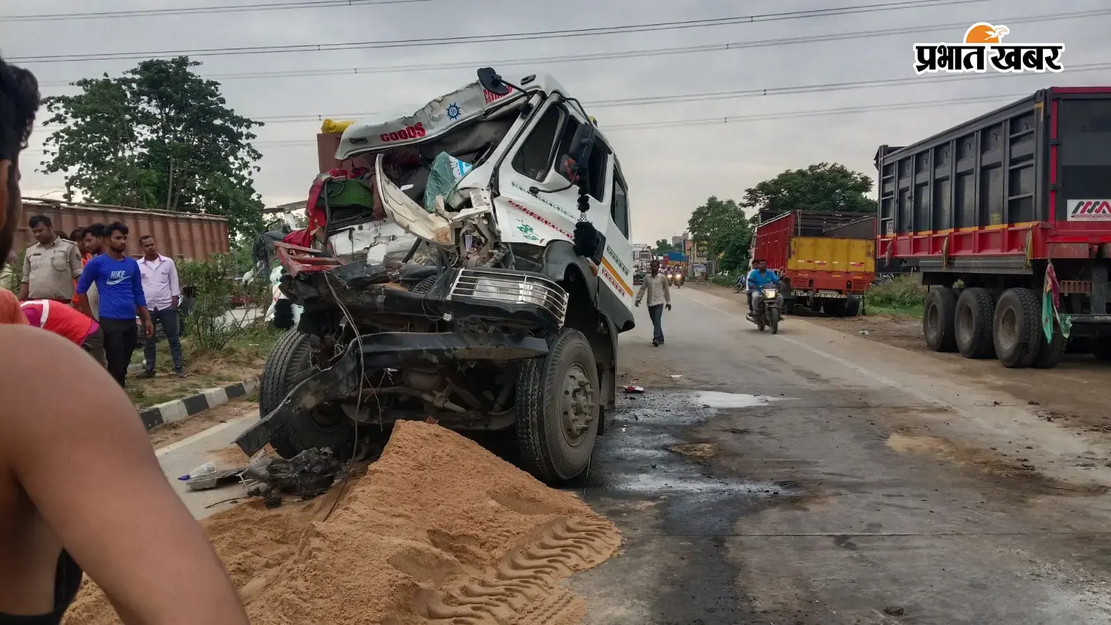 पटना-बक्सर फोरलेन पर भीषण ट्रक हादसा, 1 की मौत पटना-बक्सर फोरलेन पर भीषण ट्रक हादसा, 1 की मौत