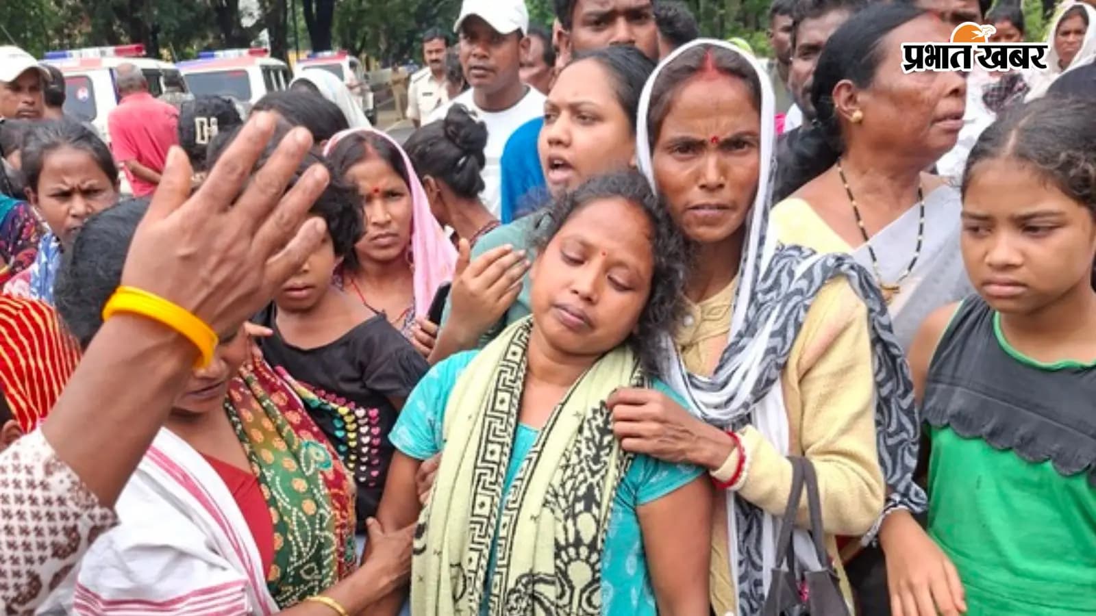 घटना के बाद सड़क जाम करते परिजन. घटना के बाद सड़क जाम करते परिजन.