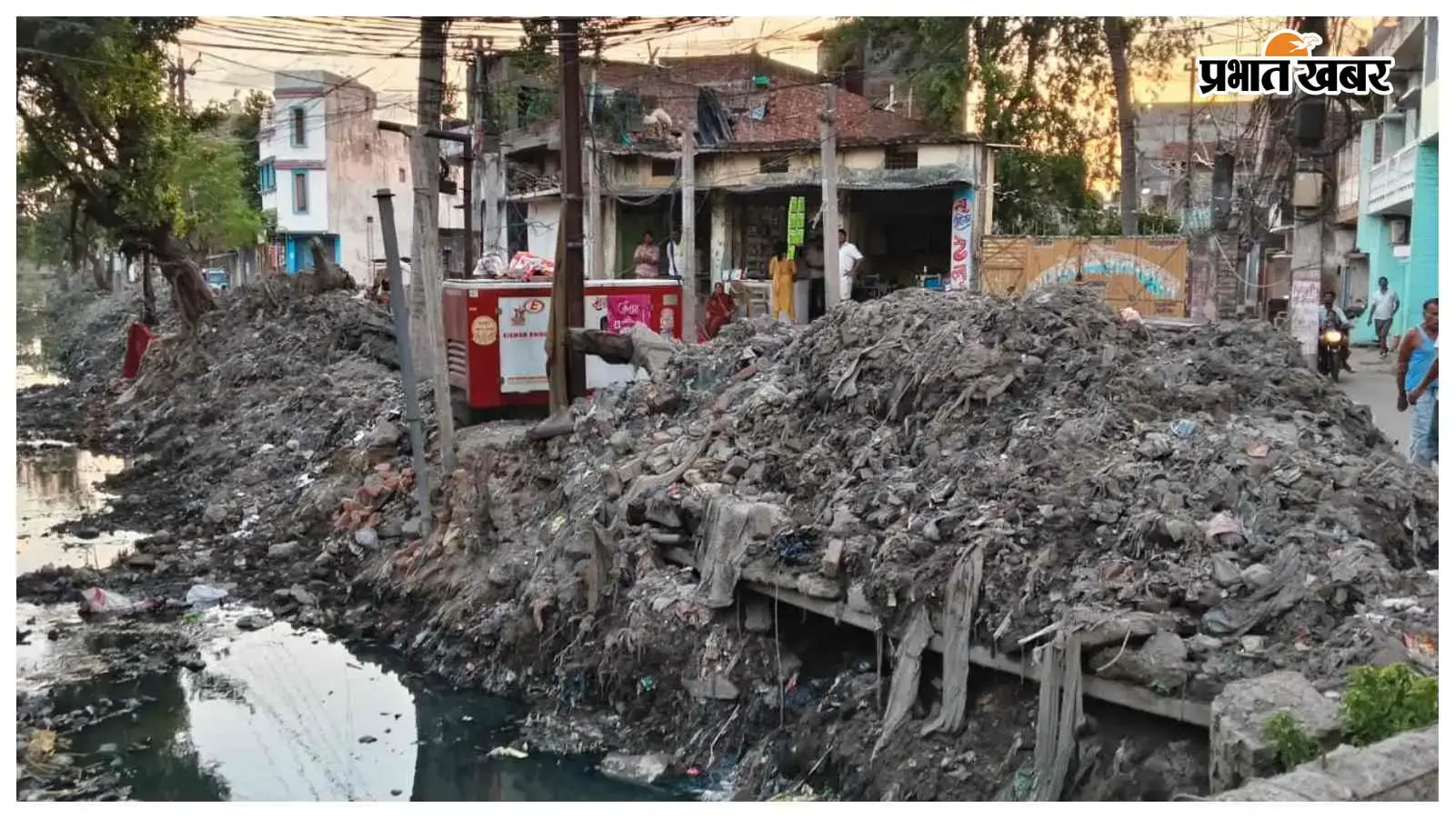साठी-बेलवा नहर से निकाला गया कचरा साठी-बेलवा नहर से निकाला गया कचरा