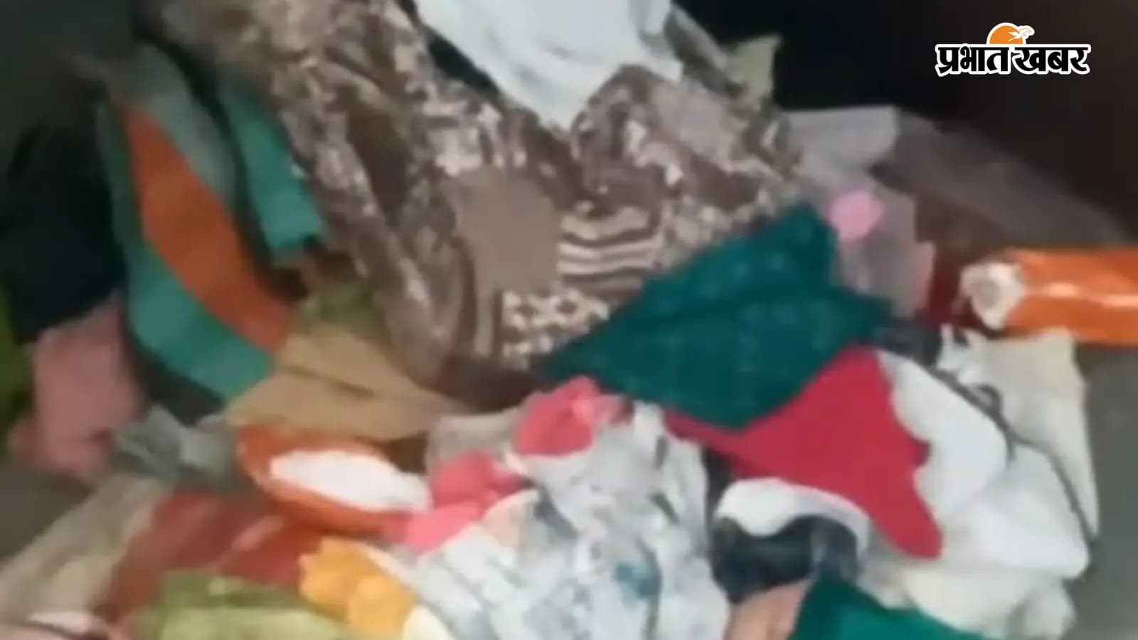 चोरी के बाद घर में बिखरा सामान चोरी के बाद घर में बिखरा सामान