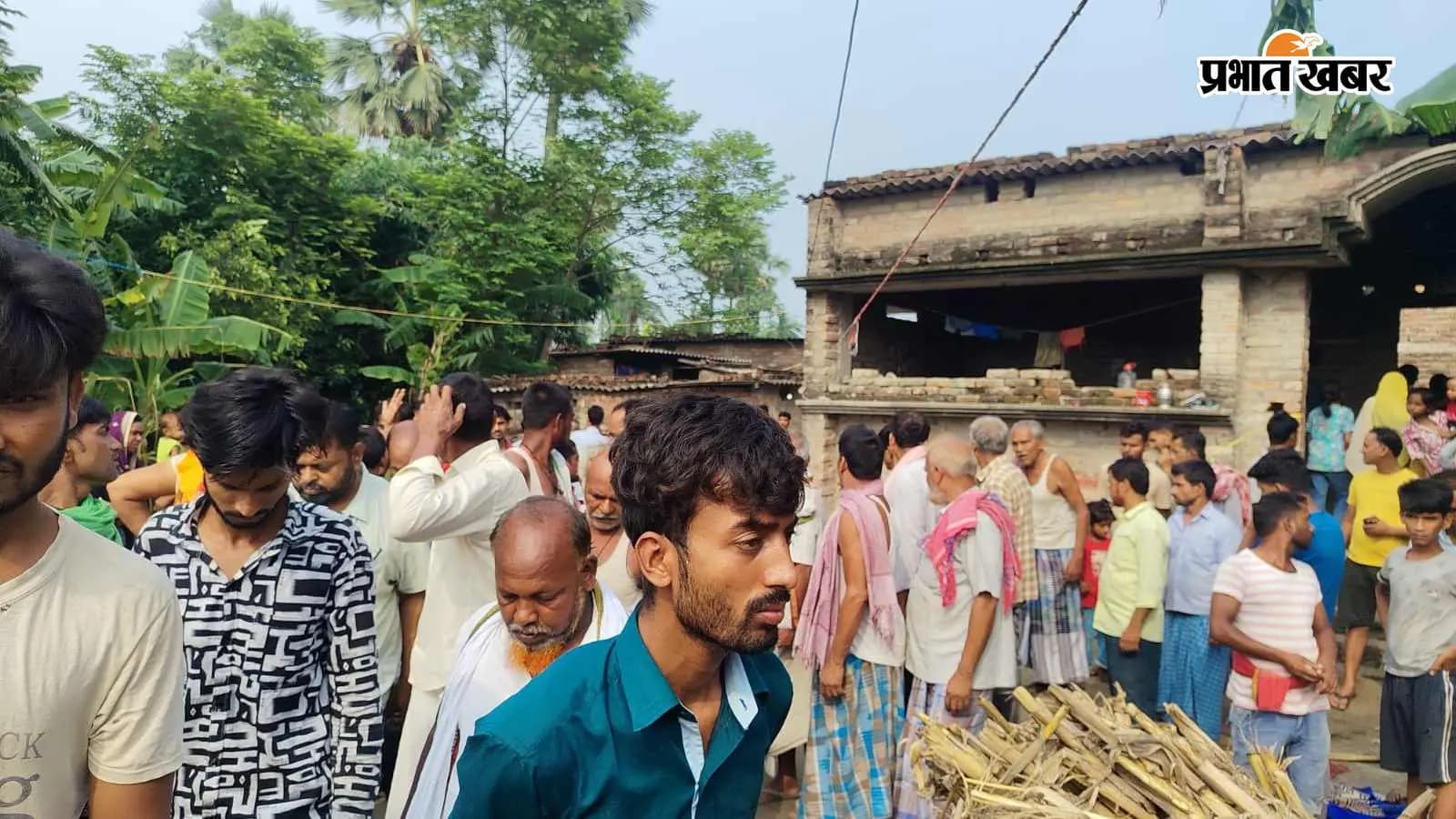 घटना के बाद मौके पर उमड़ी भीड़ घटना के बाद मौके पर उमड़ी भीड़