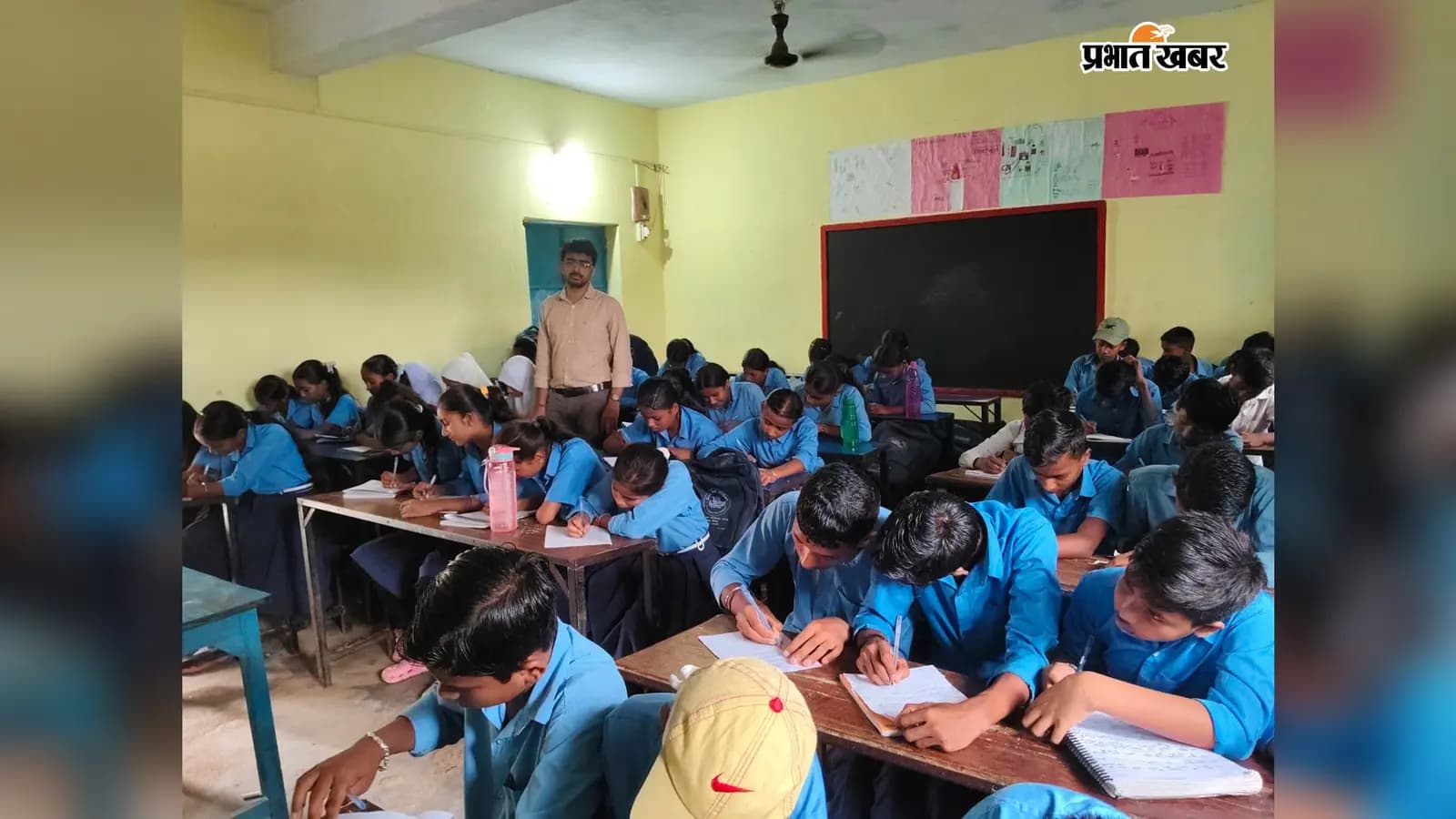 ठाकुरगंज के एक सरकारी विद्यालय में त्रैमासिक परीक्षा देते छात्र-छात्राएं. ठाकुरगंज के एक सरकारी विद्यालय में त्रैमासिक परीक्षा देते छात्र-छात्राएं.