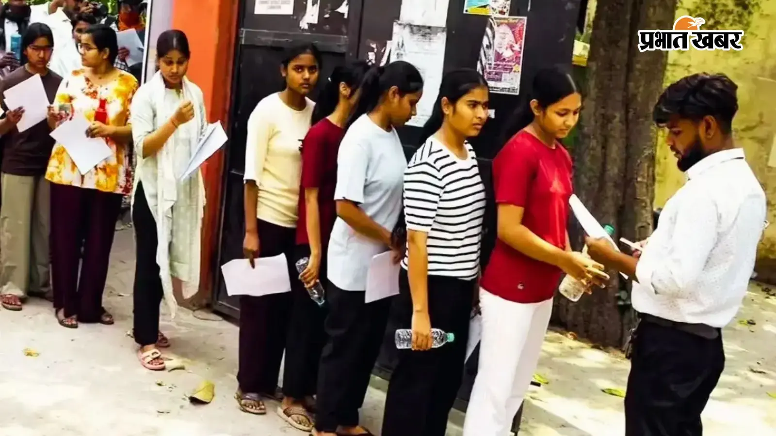 एग्जाम सेंटर की तस्वीर एग्जाम सेंटर की तस्वीर