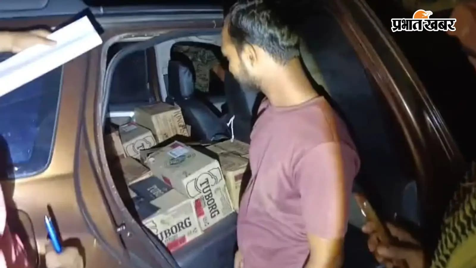 जब्त शराब के साथ पुलिस जब्त शराब के साथ पुलिस
