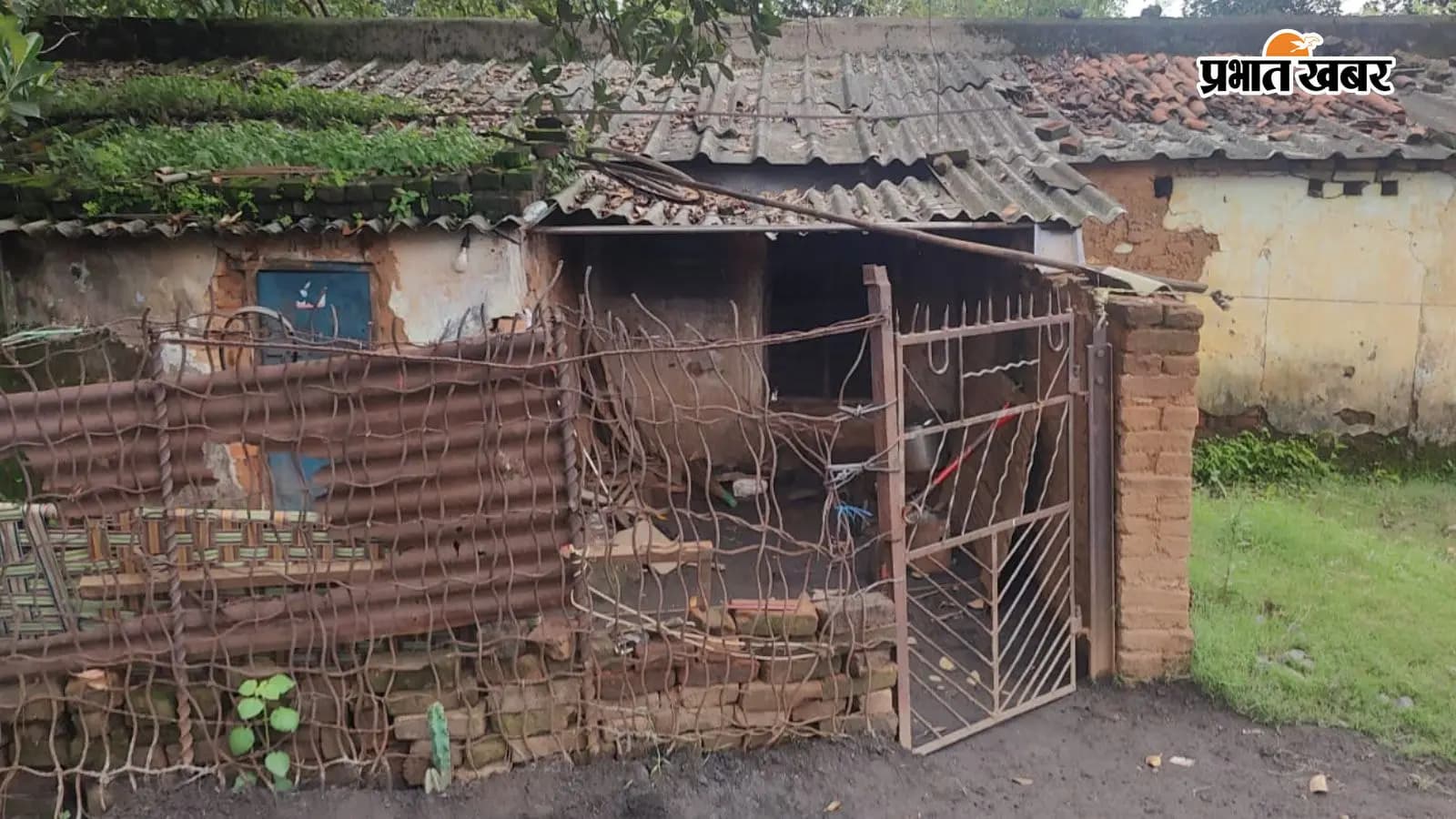 भुरकुंडा में दुकान की आड़ में बन रहे थे हथियार भुरकुंडा में दुकान की आड़ में बन रहे थे हथियार