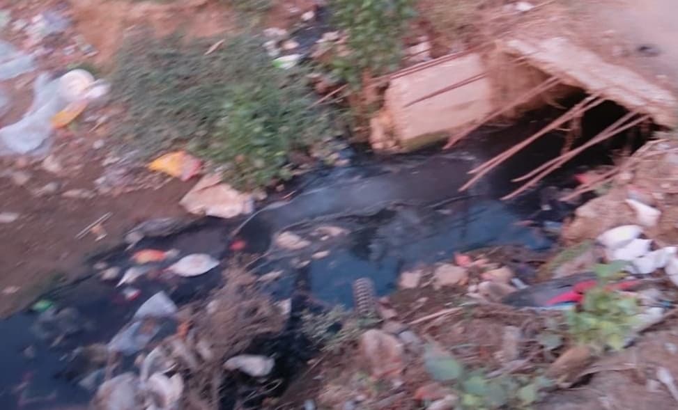 एन एच 120 सड़क के किनारे नाला अधूरा एन एच 120 सड़क के किनारे नाला अधूरा