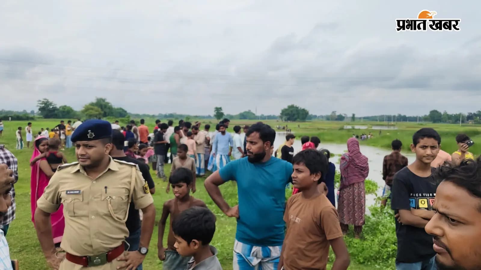 चुनामारी नदी में युवक की तलाश में जुटे ग्रामीण और पुलिस. चुनामारी नदी में युवक की तलाश में जुटे ग्रामीण और पुलिस.