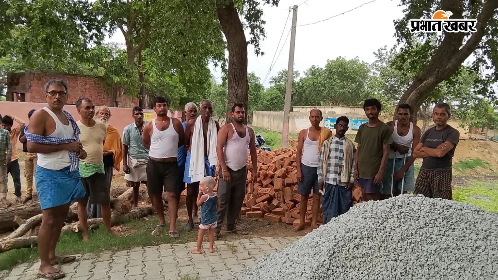 कार्यस्थल पर विरोध जताते ग्रामीण कार्यस्थल पर विरोध जताते ग्रामीण