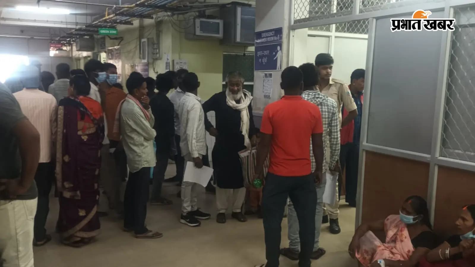 अस्पताल में लोगों की भीड़ अस्पताल में लोगों की भीड़
