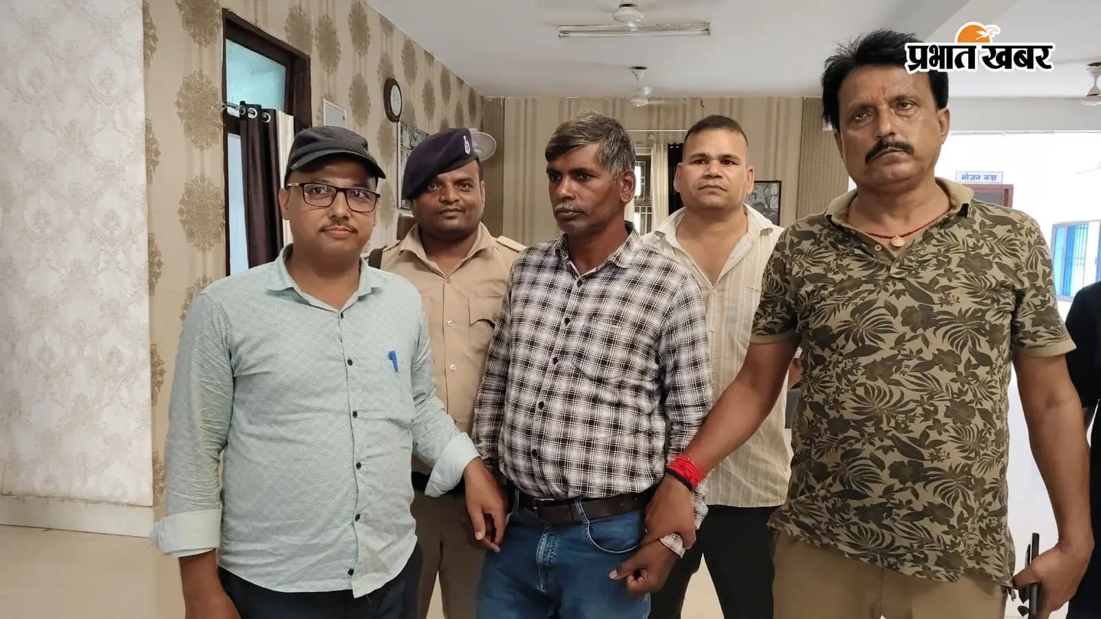 निगरानी के हत्थे चढ़ा अमीन,5000 रूपये रिश्वत लेते रंगे हाथ गिरफ्तार निगरानी के हत्थे चढ़ा अमीन,5000 रूपये रिश्वत लेते रंगे हाथ गिरफ्तार