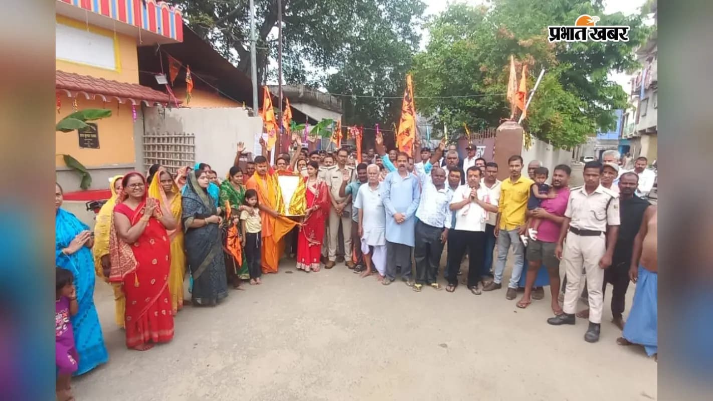 शोभायात्रा में शामिल श्रद्धालु. शोभायात्रा में शामिल श्रद्धालु.