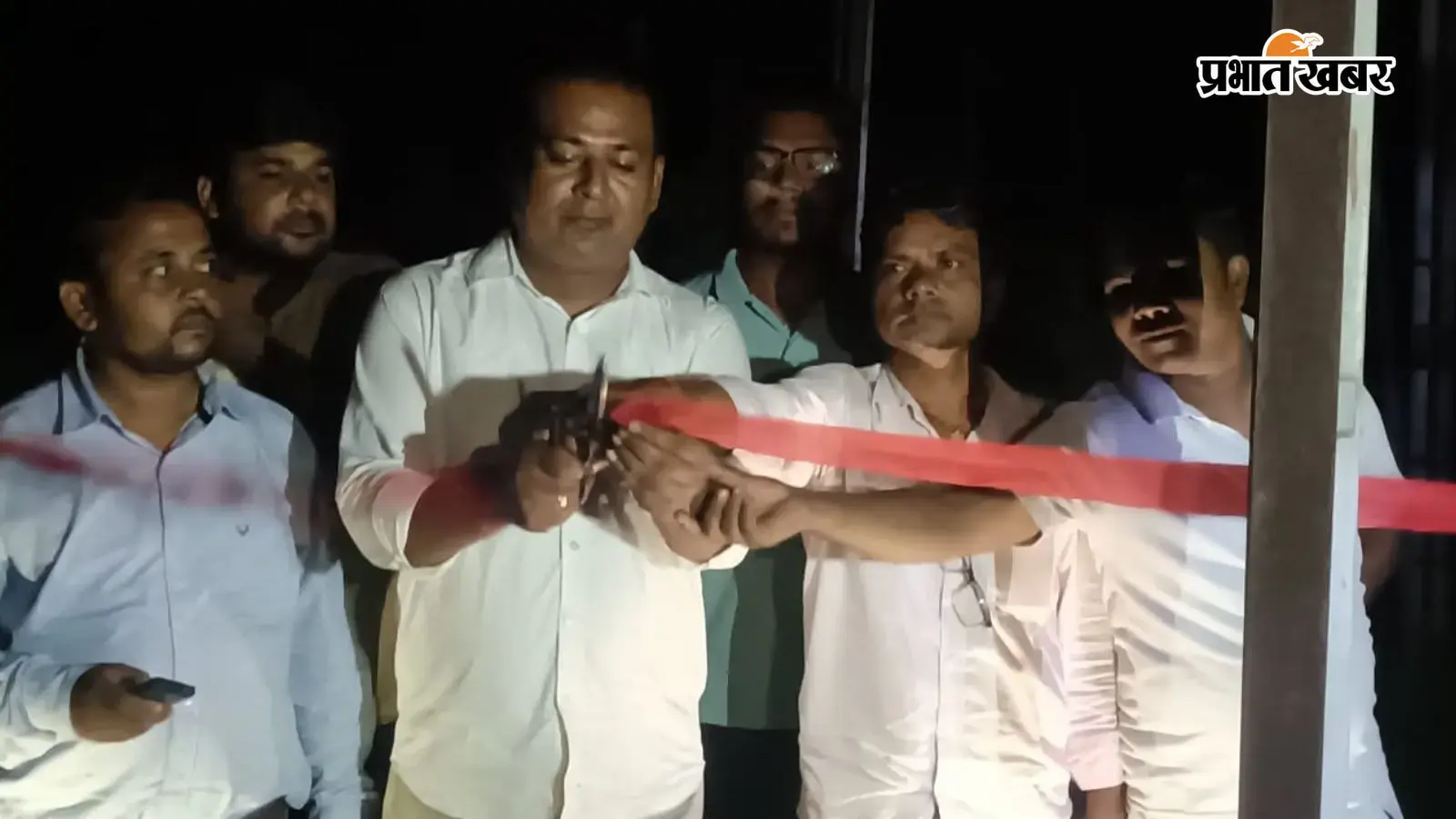 फीता काटकर उद्घाटन करते अतिथि फीता काटकर उद्घाटन करते अतिथि
