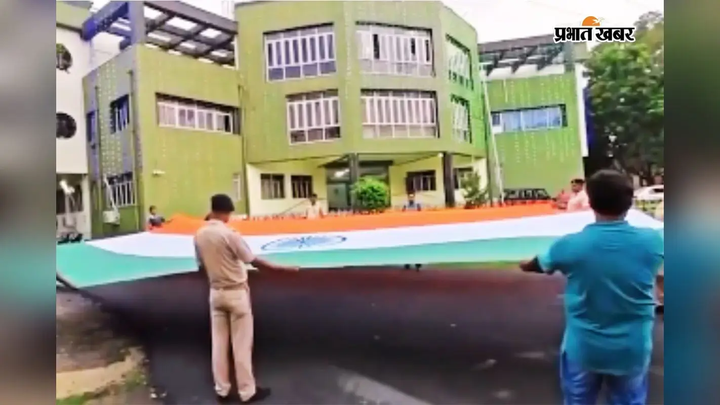 बीरभूम की महिलाओं द्वारा बनाये गये विशाल झंडा दिखाते पुलिसकर्मी. बीरभूम की महिलाओं द्वारा बनाये गये विशाल झंडा दिखाते पुलिसकर्मी.