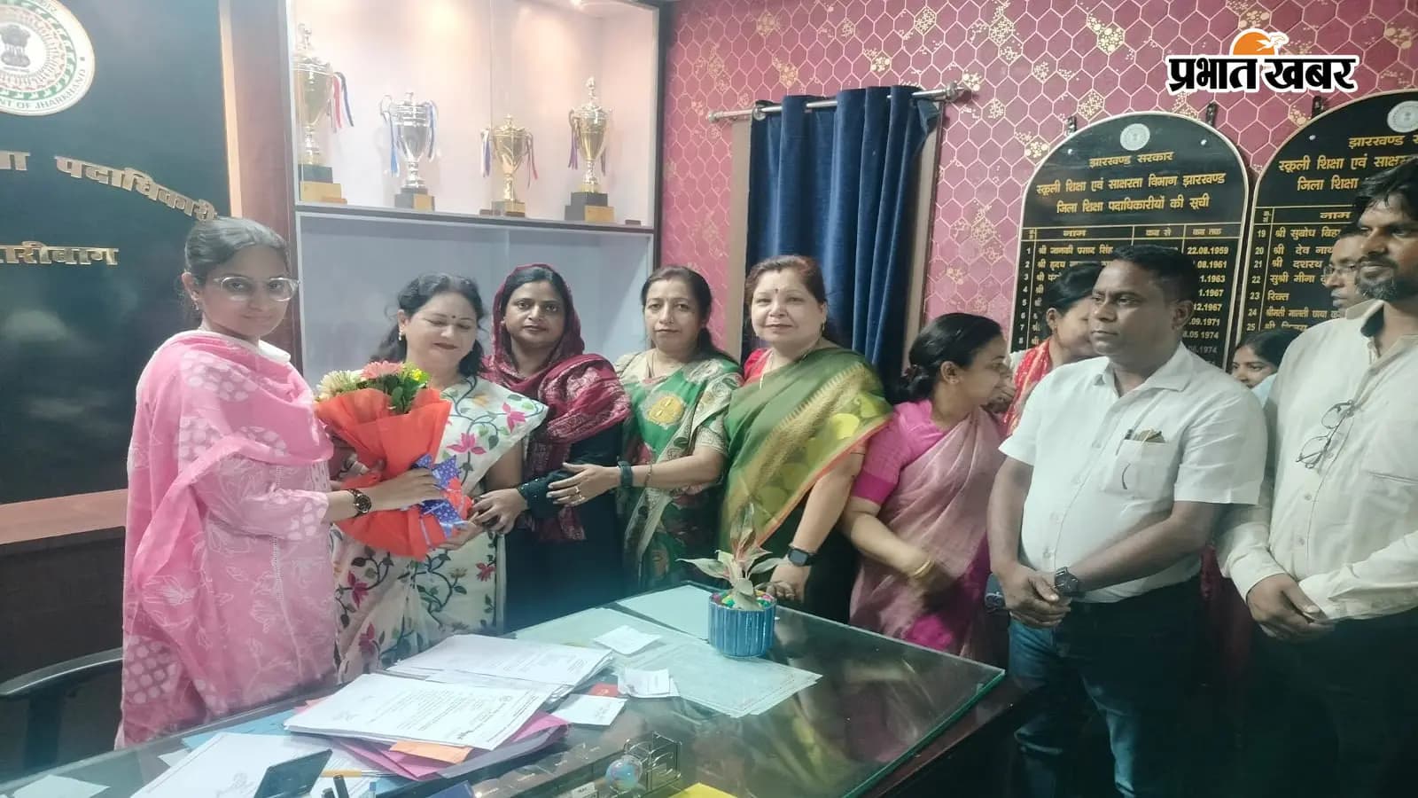 हजारीबाग में नई डीईओ का स्वागत करते शिक्षक संगठन के पदाधिकारी. फोटो: प्रभात खबर हजारीबाग में नई डीईओ का स्वागत करते शिक्षक संगठन के पदाधिकारी. फोटो: प्रभात खबर
