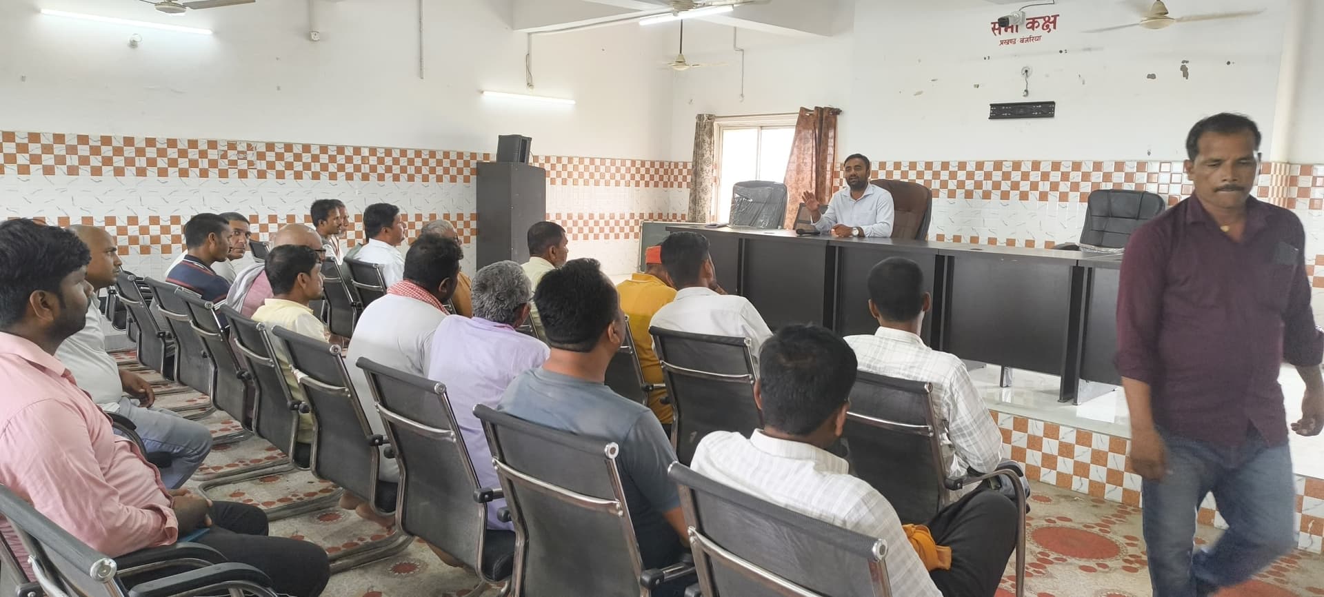 बंजरिया में पीडीएस डीलरों की बैठक, तौल में गड़बड़ी मिली तो होगी कड़ी कार्रवाई, बीएसओ ने दी चेतावनी