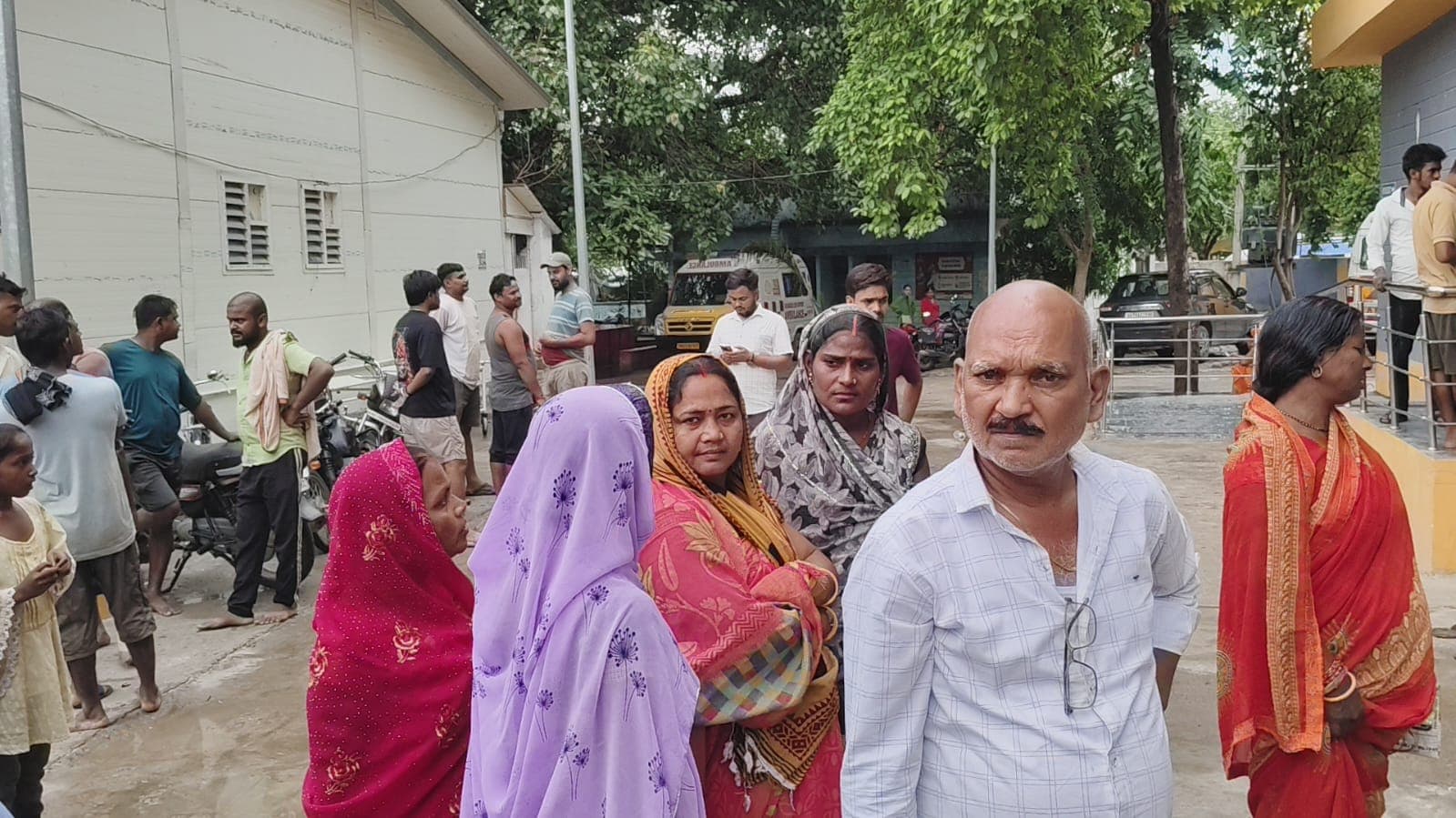 कटेया में आसमानी आफत: बैकुंठपुर में वज्रपात से एक मजदूर की मौत, दूसरा गंभीर रूप से झुलसा कटेया में आसमानी आफत: बैकुंठपुर में वज्रपात से एक मजदूर की मौत, दूसरा गंभीर रूप से झुलसा