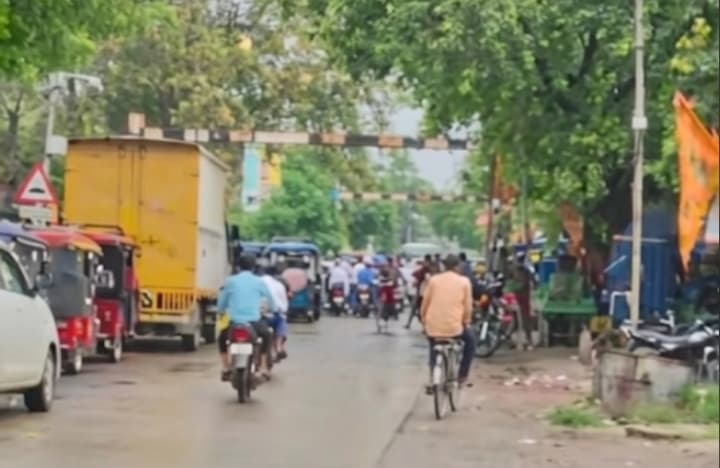 मीरगंज रेलवे ढाला पर रेलवे ओवरब्रिज निर्माण में देरी से बढ़ी लोगों की परेशानी मीरगंज रेलवे ढाला पर रेलवे ओवरब्रिज निर्माण में देरी से बढ़ी लोगों की परेशानी