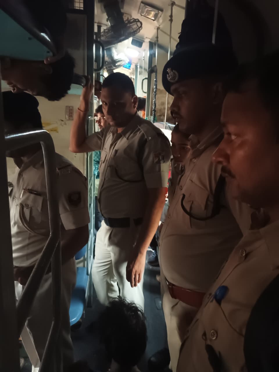 पेज03: सप्तक्रांति एक्सप्रेस में महिला से छेड़खानी, एक कॉल और तुरंत हरकत में आई आरपीएफ नरकटियागंज में आरोपी गिरफ्तार पेज03: सप्तक्रांति एक्सप्रेस में महिला से छेड़खानी, एक कॉल और तुरंत हरकत में आई आरपीएफ नरकटियागंज में आरोपी गिरफ्तार