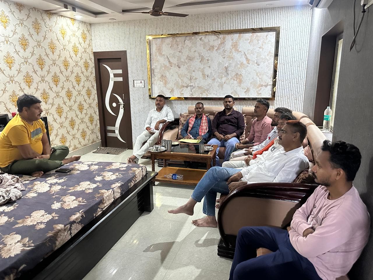 चैनपुर भटौलिया गांव की मुख्य सड़क पर जलजमाव और कीचड़ से आवागमन मुश्किल चैनपुर भटौलिया गांव की मुख्य सड़क पर जलजमाव और कीचड़ से आवागमन मुश्किल