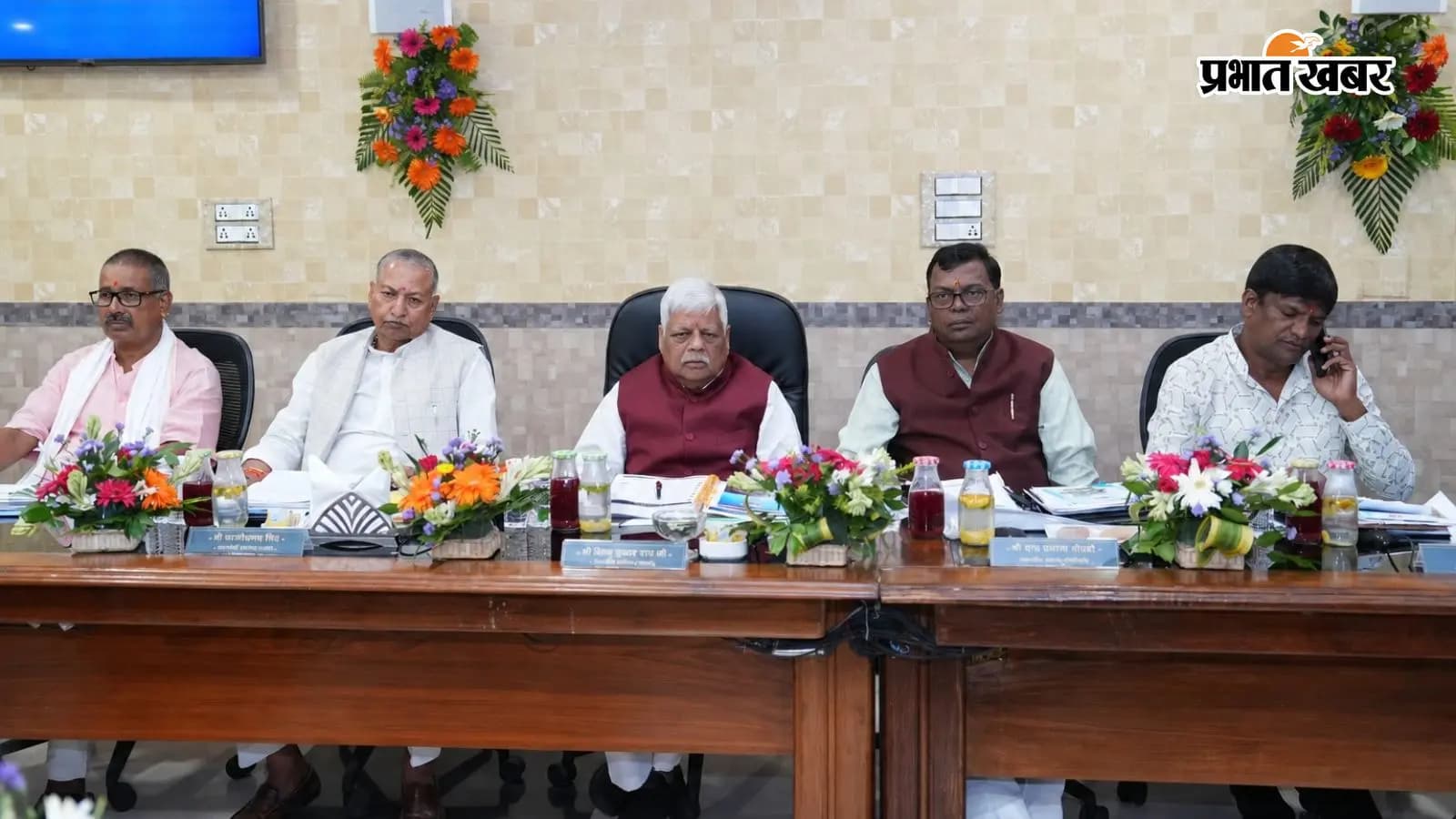 संसदीय समिति की बैठक में मौजूद सांसदगण संसदीय समिति की बैठक में मौजूद सांसदगण