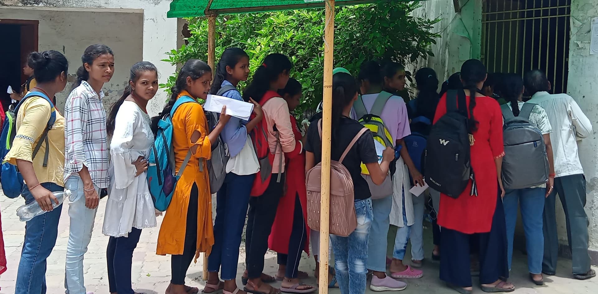लीड<bha>--</bha>-स्नातक नामांकन का पहला चरण समाप्त, 17 हजार से अधिक छात्रों ने लिया दाखिला लीड<bha>--</bha>-स्नातक नामांकन का पहला चरण समाप्त, 17 हजार से अधिक छात्रों ने लिया दाखिला