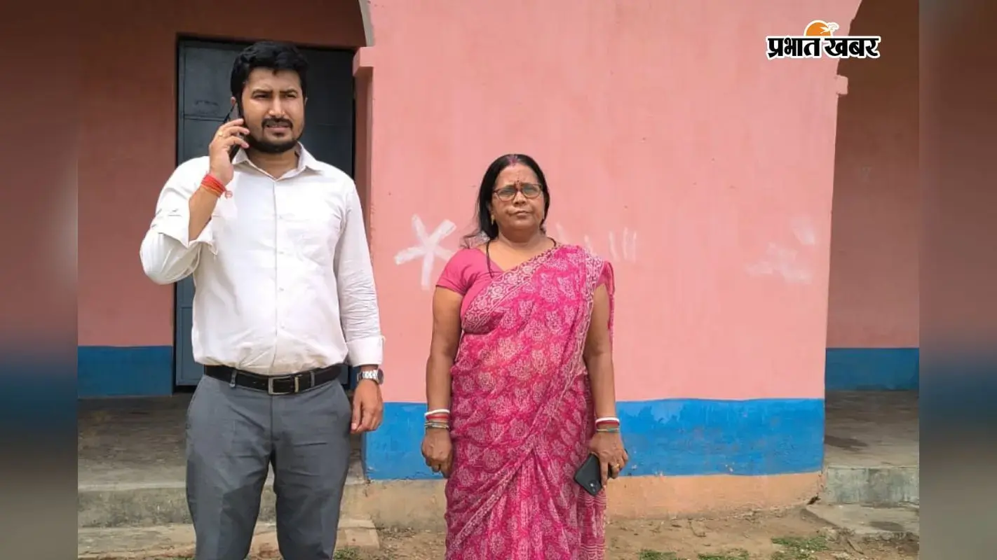 निरिक्षण के दौरान शिक्षक के साथ मौजूद बीईओ निरिक्षण के दौरान शिक्षक के साथ मौजूद बीईओ